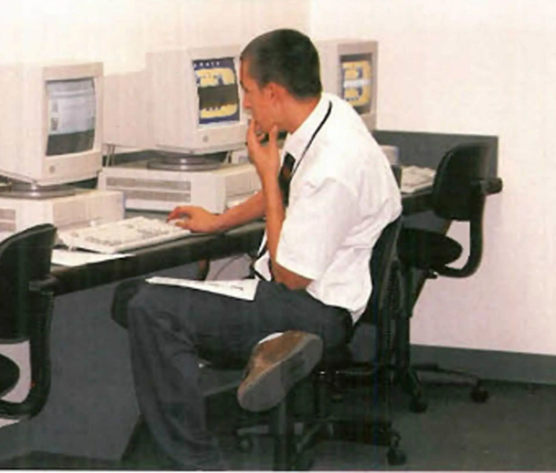 1998 student working at a computer in the newly renovated Vincam Wing.