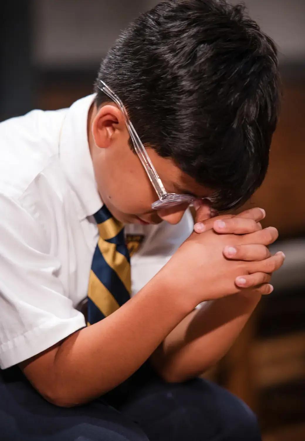 Belen Jesuit student in prayer.