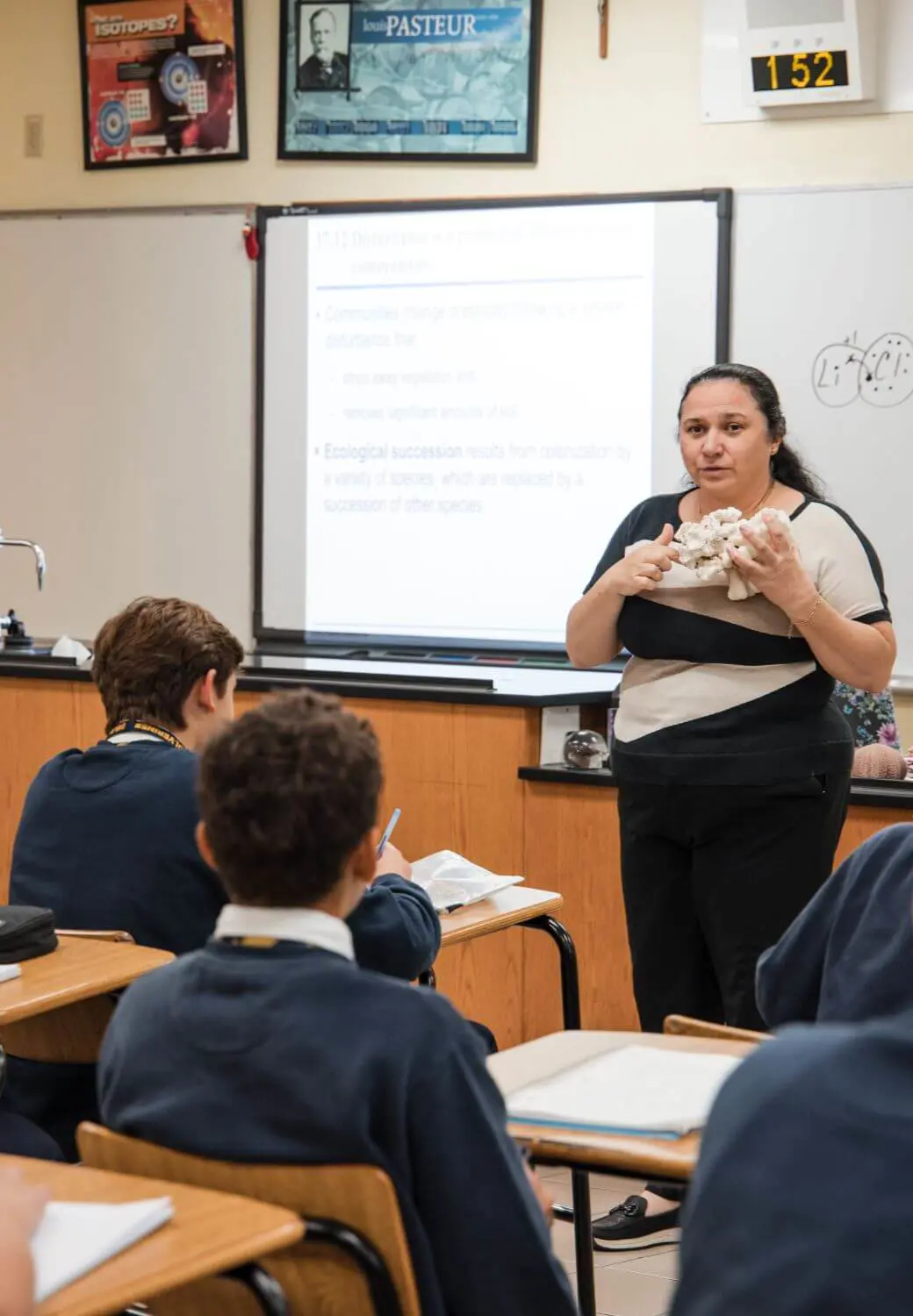 Science lesson in the Raúl and Nidia Rodríguez Science Pavilion