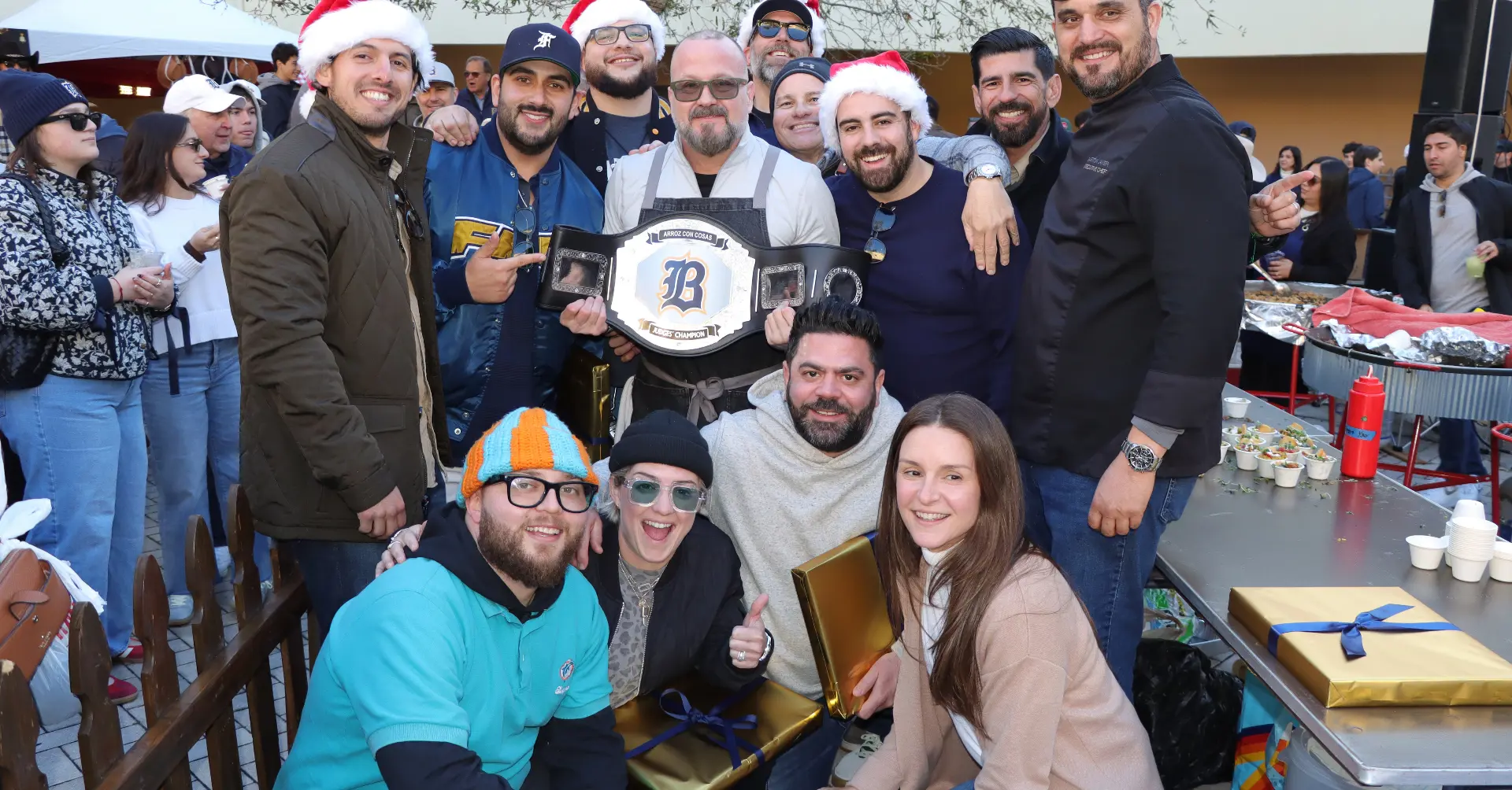 All the participating chefs and their teams from Arroz con Cosas 2026 pose for a picture.